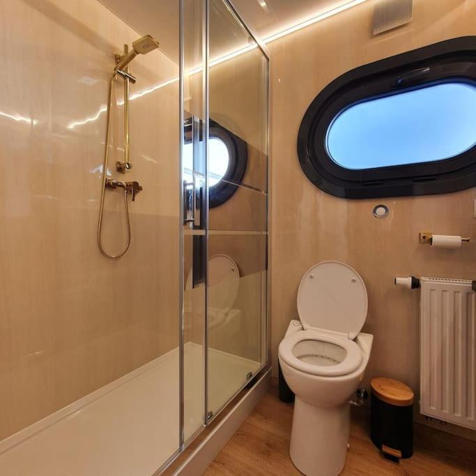 Modern, Brand New Houseboat Near Amsterdam Hotel Моникендам Екстериор снимка